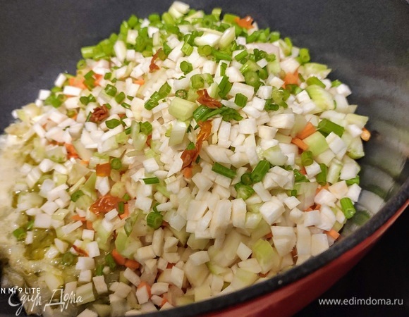 Увеличьте огонь до среднего, добавьте и тушите остальные овощи 2–3 минуты.