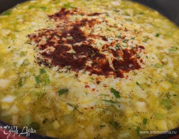 Залейте 2 л воды и всыпьте чечевицу. Приправьте солью, перцем и порошком копченой паприки. Добавьте листики тимьяна, лавровый лист, доведите суп до кипения и тушите на слабом огне около 15 минут.