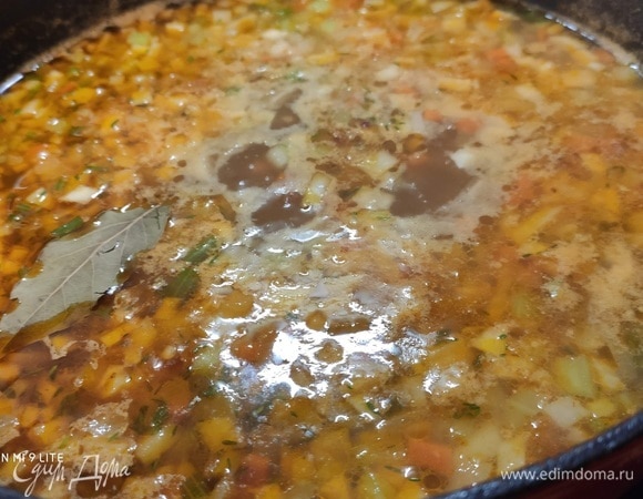 Время приготовления зависит от сорта чечевицы: зеленая готовится дольше, чем красная или желтая. Время от времени удаляйте пену.