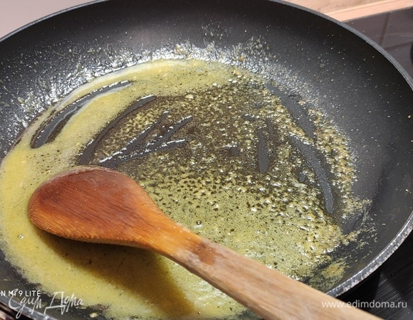 Теперь очередь секретного ингредиента — это заправка (зажарка) из сливочного масла, уксуса и горчицы. Придает супу острую кислинку и сливочную нотку. Особенно это важно, если вы готовите вегетарианский вариант без чоризо. Как только чечевица приготовится, разогрейте на сковороде 3 столовые ложки сливочного масла и добавьте в него уксус и горчицу, тщательно размешайте. Снимите суп с плиты (он больше не должен кипеть) и добавьте в него заправку. Приправьте солью и перцем и держите суп в тепле.