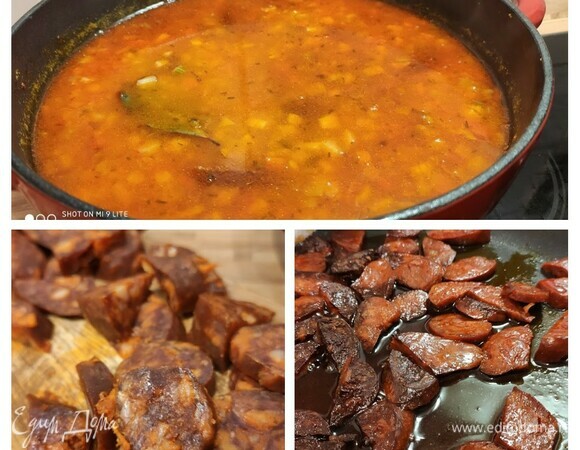 Чоризо разрежьте на кусочки по 3 см и обжарьте на сковороде в 1 столовой ложке оливкового масла до хрустящей корочки. Достаточно обжарить колбаски только с одной стороны, иначе они станут очень жесткими. Выложите чоризо в суп, масло, выделившееся при обжарке, еще понадобится.