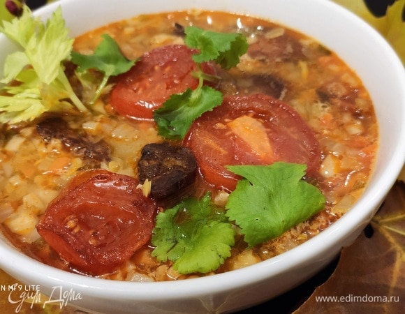 Помидоры нарежьте кружками. Выложите ломтики помидоров в горячее масло от чоризо, посыпьте небольшим количеством коричневого сахара и обжарьте помидоры с обеих сторон. Подавать сразу, выложив горячие помидоры на поверхности супа.