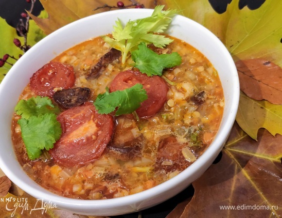 Подавать чечевичный суп рекомендую со свежей зеленью: кинзой, петрушкой, мятой.