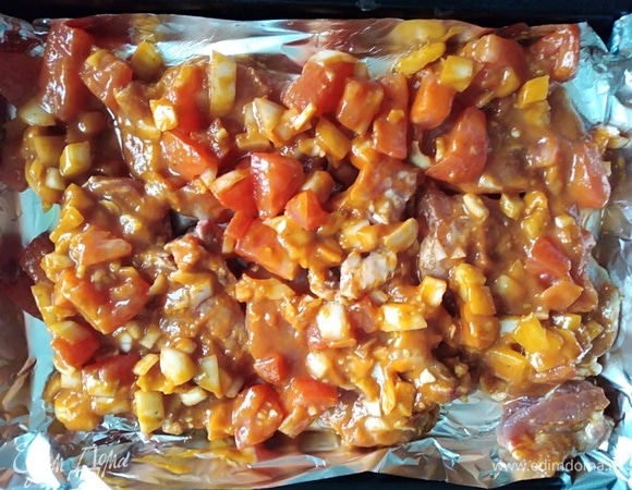 Духовку разогреть до 210°C. Противень выстелить фольгой, смазать маслом. Поместить на него свинину вместе с маринадом. Готовить 45 минут.