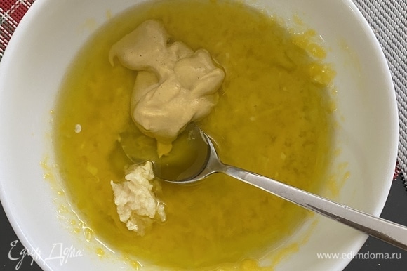 Для заправки смешать все ингредиенты, пробить блендером до состояния эмульсии. Масло лучше добавлять постепенно. Яйца отварить до полужидкого состояния желтков, варить ~ 4 минуты.