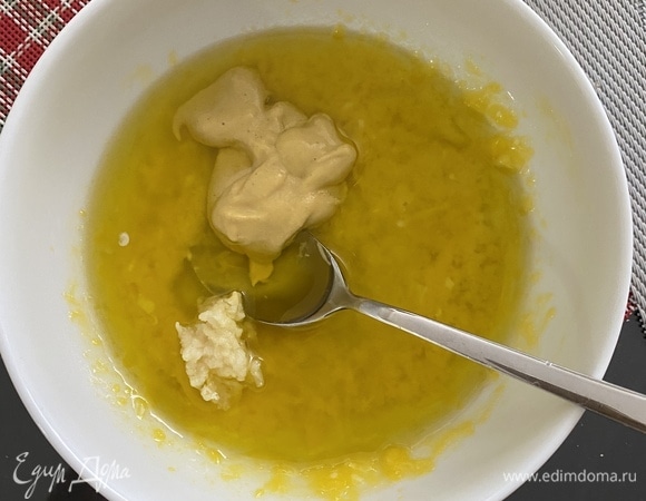 Для заправки смешать все ингредиенты, пробить блендером до состояния эмульсии. Масло лучше добавлять постепенно. Яйца отварить до полужидкого состояния желтков, варить ~ 4 минуты.