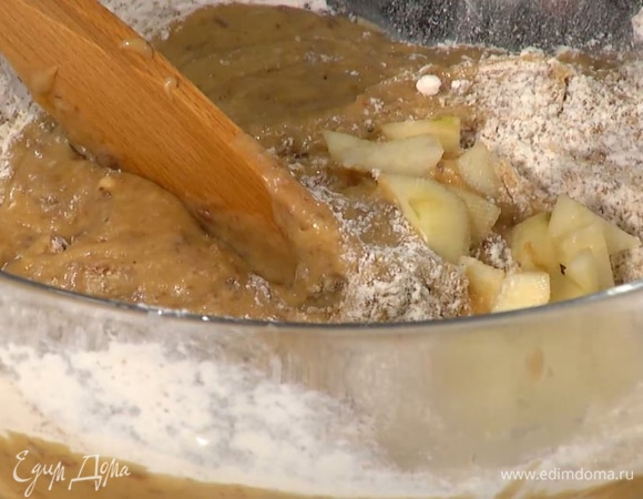 Приготовить тесто: муку, сахар и разрыхлитель поместить в глубокую миску, всыпать корицу и гвоздику, все посолить и перемешать лопаткой, затем добавить миндально-финиковую смесь, нарезанные основания груш и вымешать тесто.