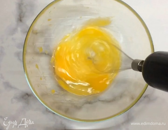 В миску разбиваем два яйца, добавляем щепотку соли (при желании — сахар), хорошо перемешиваем венчиком.