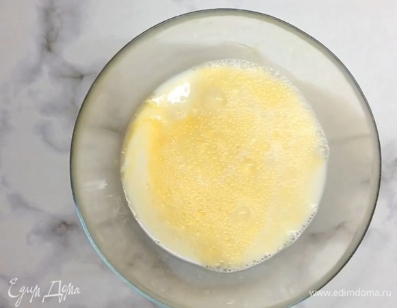 Затем добавляем молоко, постепенно всыпаем просеянную муку, тщательно перемешиваем, чтобы не было комочков.