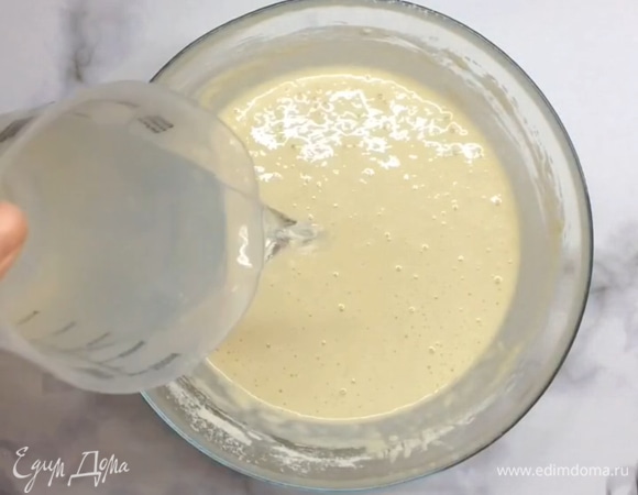 Завариваем тесто кипятком и быстро перемешиваем до однородности.