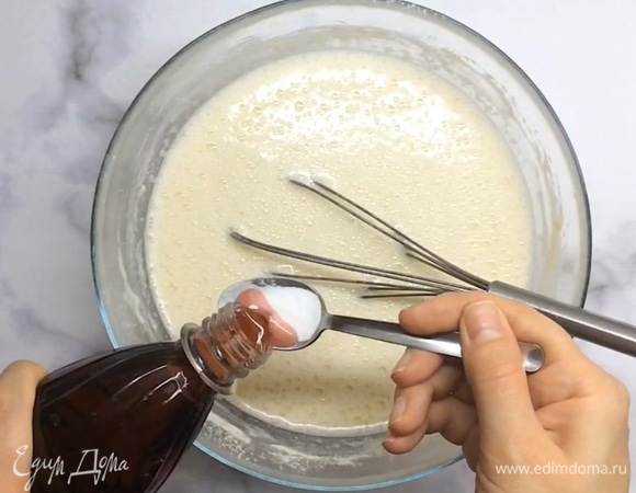 В конце добавляем растительное масло и гашенную уксусом соду (это придает ажурности блинчикам). Перед тем, как готовить, нужно, чтобы тесто постояло 10–15 минут — так блины будут более эластичными.