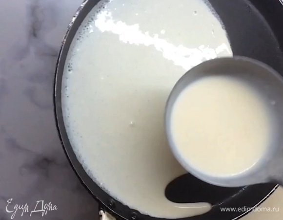 Затем на сковороду добавляем немного масла подсолнечного или можем готовить на сухой сковороде. Выливаем на сковороду тесто так, чтобы оно легло тонким слоем.