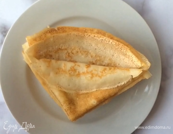 Готовые блины складываем стопкой друг на друга. Блины остаются мягкими и эластичными.