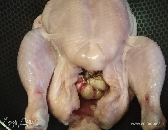 Тушку промыть, обсушить, натереть солью. Уложить в форму. Внутрь положить целиковую головку чеснока.