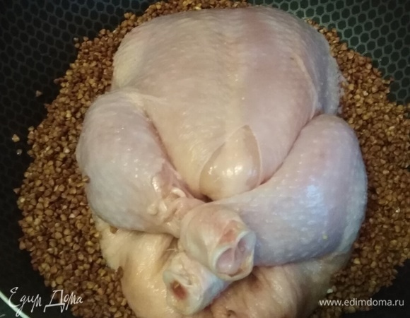 Вокруг курицы выложить промытую гречневую крупу.