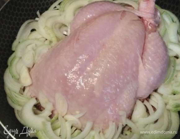 Укрыть гречку нарезанным полукольцами луком.