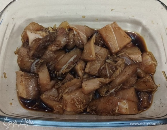 Для начала маринуем куриную грудку в соевом соусе с перцем и чесноком. Оставляем на час.