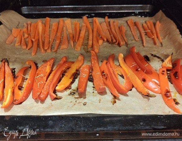 Морковь и перец нарезаем полосками, хорошо сбрызгиваем оливковым маслом, солим и посыпаем розмарином. Отправляем в духовку на 30 минут при 180°C, переодически переворачивая овощи.