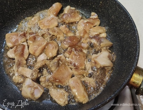 Подготовленную куриную грудку обжариваем.