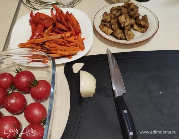 Собираем салат. Нарезаем помидоры, салатный лук, готовые морковь и перец, куриную грудку.