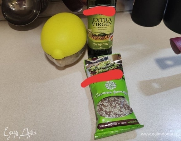 Для заправки смешиваем 2 ст. л. оливкового масла и 1 ст. л. лимонного сока. Хорошо перемешиваем, солим по вкусу, украшаем семенами кунжута и наслаждаемся прекрасным вкусом.