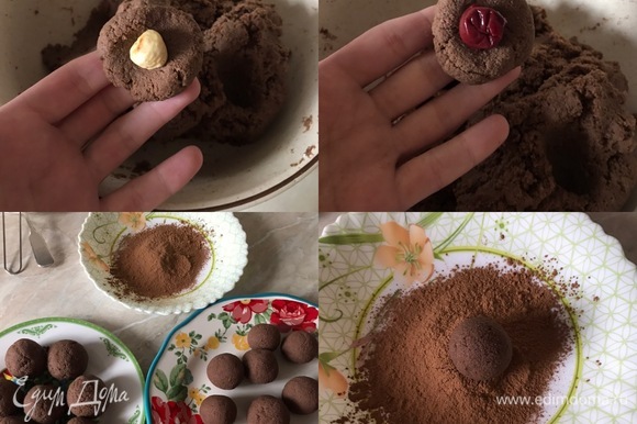 Берем небольшое количество шоколадной массы, формируем рукой лепешку, в середину кладем вишню или орех и скатываем в колобок. Готовые конфеты обвалять в какао.