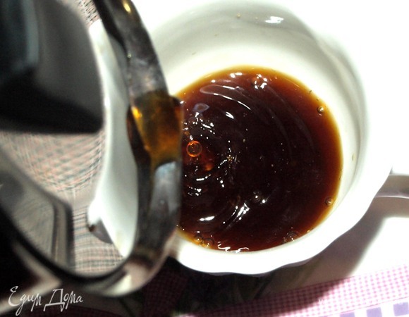 Готовый кофе разливаем по чашкам.