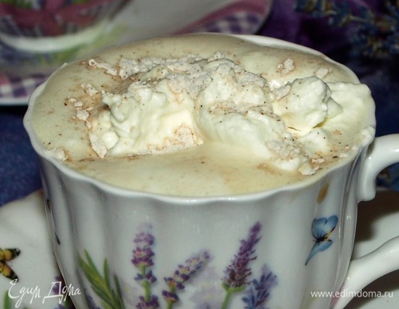 Сверху выкладываем взбитые сливки. Сверху посыпать корицей и сахарной пудрой. Подавать сразу!