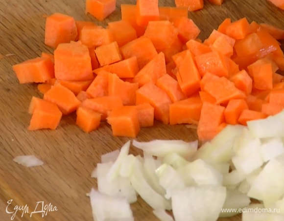 Морковь почистить и нарезать небольшими кубиками.