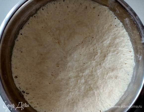 Сначала нужно замесить тесто. Для этого необходимо развести дрожжи в теплой воде, добавить оливковое масло, соль, сахар, 50 г отварного картофеля, предварительно измельчив его вилкой, и семолину. Перемешать. Затем, постепенно добавляя муку, замесить тесто. Глубокую миску смазать оливковым маслом, выложить тесто, накрыть пищевой пленкой и поставить в теплое место на 2–3 часа.