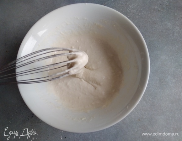 Постепенно влить в мучную смесь холодную воду. Перемешивать венчиком, чтобы не было комочков. Кляр готов.