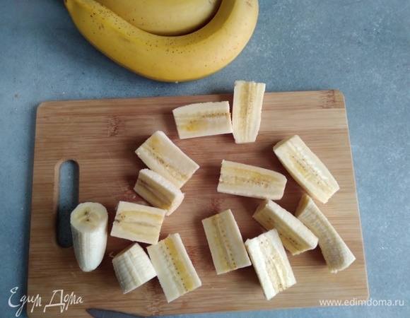 Бананы нарезать кусочками.