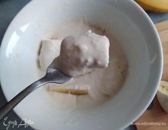 Обвалять каждый кусочек банана в кляре.