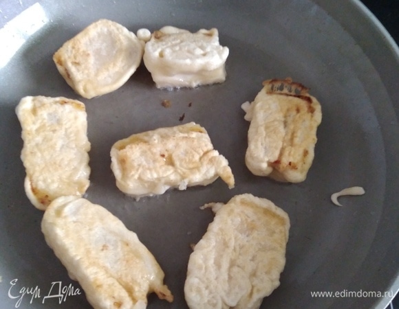 Жарить на разогретом масле по 2 минуты с каждой стороны.