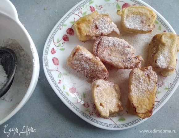 Соединить сахарную пудру и корицу. Припудрить этой смесью бананы в кляре.