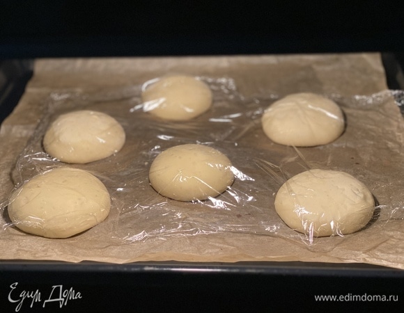 Для теста смешать дрожжи, сахар и воду и поставить в тепло на 15–20 минут до образования пенистой дрожжевой шапочки. Муку просеять, добавить соль, влить подошедшую опару, замесить тесто, в конце добавить оливковое масло и еще продолжить вымешивать. Получается мягкое однородное тесто. Я все складываю в чашу комбайна и замешиваю насадкой крюк: 3–5 минут — и готово. Миску смазать маслом, переложить тесто, накрыть и поставить в тепло для подъема на 1 час. Подошедшее тесто разделить на 6 равных частей, каждую скатать в шар, выложить на противень, застеленный пергаментом, накрыть пленкой и оставить на 30 минут для подхода.