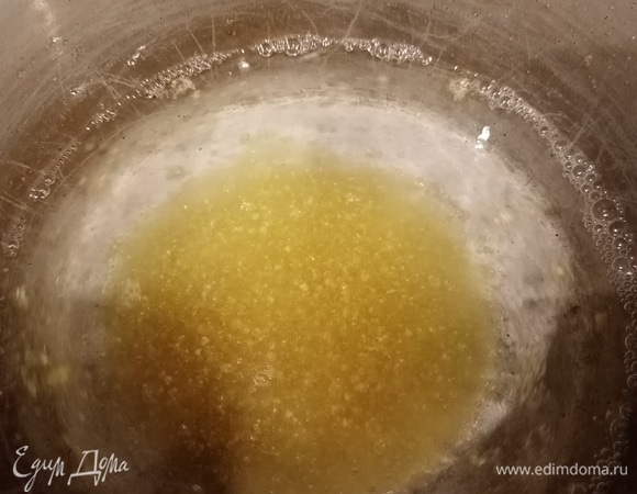 Перед началом приготовления нужно подготовить желатин. В кастрюлю насыпать желатин и залить его водой, перемешать. Дать настояться 40 минут.