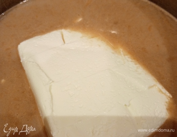 Добавить творог и хорошенько перемешать до однородной массы.