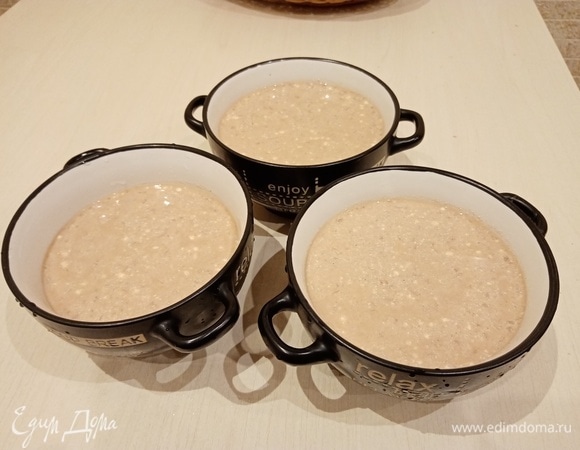 Разлить в формочки. У меня много не было, поэтому разлила в три. А так можно разлить в 6 маленьких формочек. Ставим на ночь в холодильник.