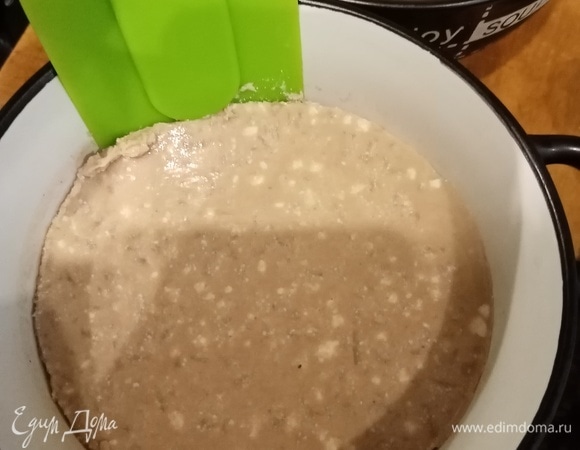 Утром с помощью силиконовой лопатки вытащить из формы суфле. Положить на тарелку.