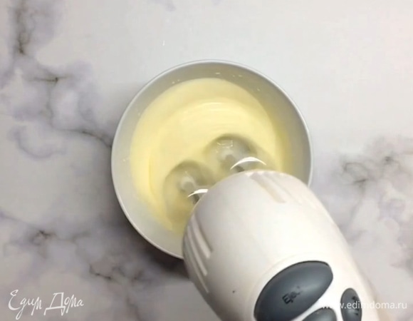 К желткам добавляем оставшуюся половину сахара и взбиваем до пышной белой массы.