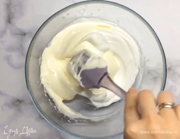 Соединяем взбитые белки и желтки и хорошо перемешиваем.