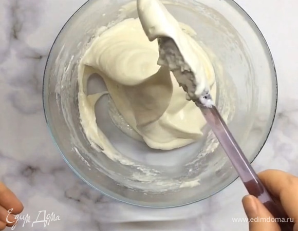 Добавляем просеянную муку и крахмал. Перемешиваем тщательно, чтобы не было комочков. Должна получиться воздушная однородная масса.