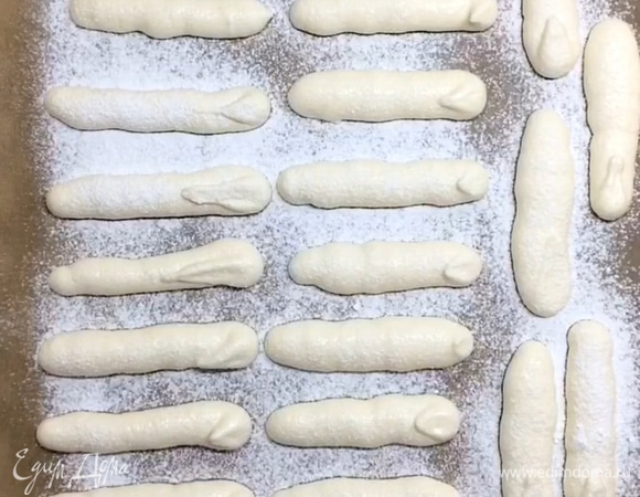 Посыпаем сахарной пудрой, даем минуту впитаться и посыпаем вновь. Так получится сахарная корочка.❗️Выпекать нужно сразу, иначе они осядут и растекутся. Ставим противень в заранее разогретую до 180°C духовку на 10–15 минут.