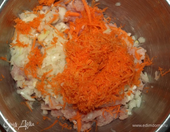 Морковь очистить и натереть на мелкой терке. Лук измельчить блендером. Соединить с фаршем.