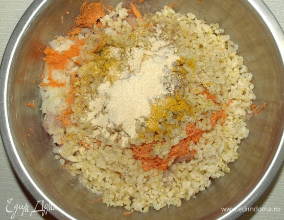 Добавить булгур в фарш. Добавить специи и приправы, отрегулировать по вкусу. Все хорошо перемешать.