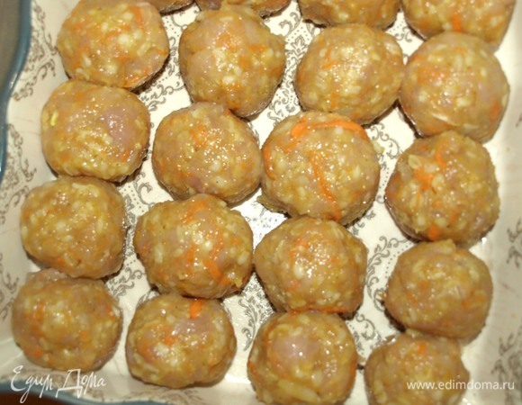 Из полученного фарша формируем тефтели. Кладем тефтели в форму для запекания.