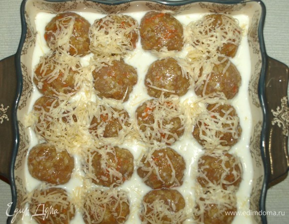 Сыр натереть на средней терке. Посыпаем тефтели сыром. Добавляем сливки. Отправляем в заранее разогретую до 180°C духовку на 40 минут.