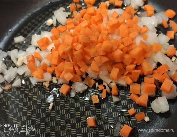 На сковороде в разогретом подсолнечном масле пассеровать лук, чеснок и морковь до прозрачности.