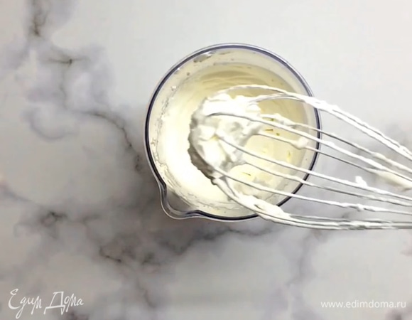 Сливки взбиваем до увеличения объема.